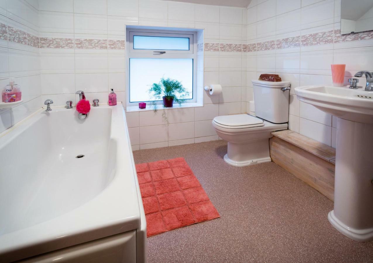 1 Tan Yr Eglwys Barn Cottage Pontardawe Bagian luar foto